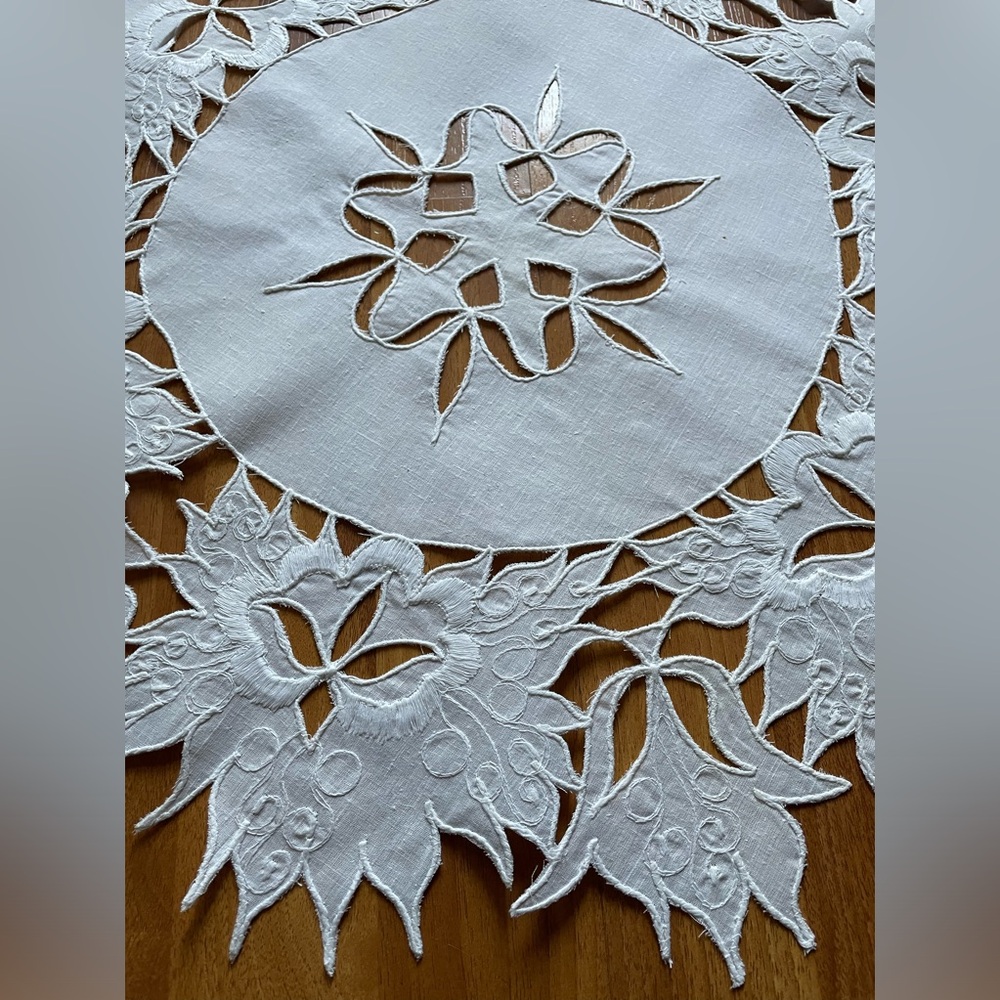 Embroidered round tablecloth - Picture 4 of 7